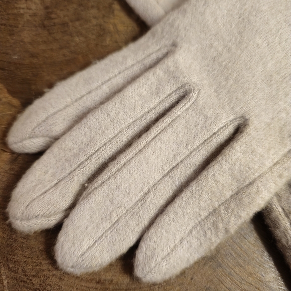 Soft ruffle gloves - Picture 2 of 8